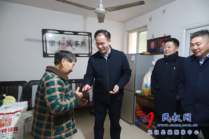 縣領(lǐng)導節(jié)前慰問特困職工、城市居民困難戶、企業(yè)軍轉(zhuǎn)干部、特困下崗職工