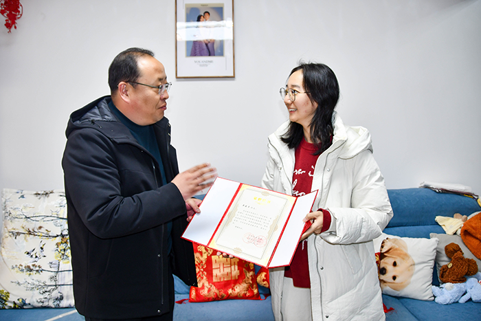 人和鎮(zhèn)黨委書記為內(nèi)西村博士之家掛牌，厚植人才發(fā)展沃土