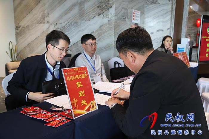 出席縣政協(xié)十一屆四次會(huì)議的政協(xié)委員陸續(xù)報(bào)到