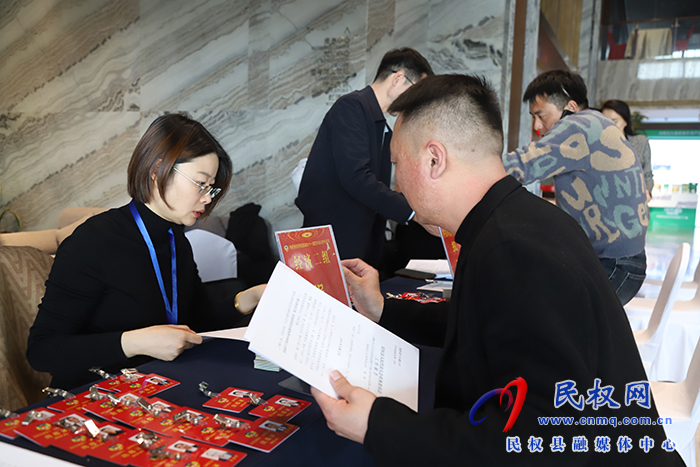 出席縣政協(xié)十一屆四次會(huì)議的政協(xié)委員陸續(xù)報(bào)到
