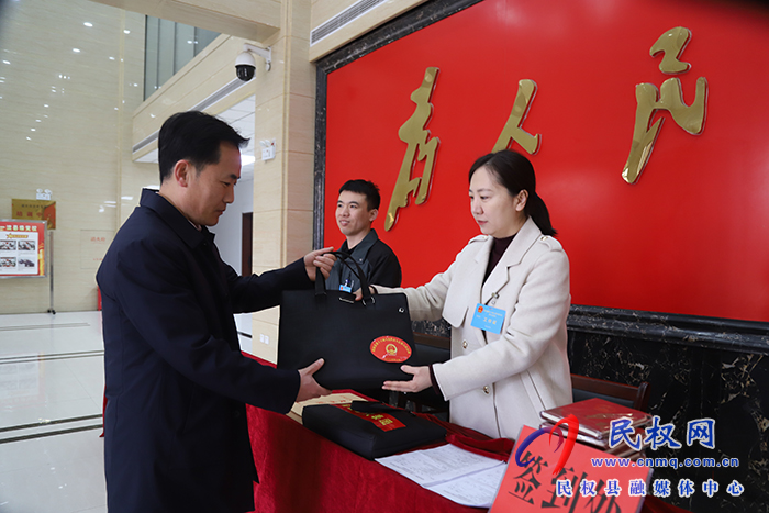 出席縣十六屆人大六次會議的人大代表今日報到