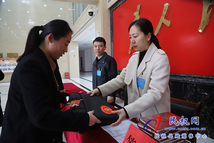 出席縣十六屆人大六次會議的人大代表今日報到