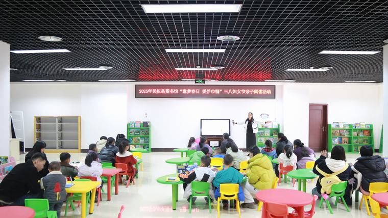 民權(quán)縣圖書館舉辦“童夢春日 愛伴巾幗”三八婦女節(jié)親子閱讀活動