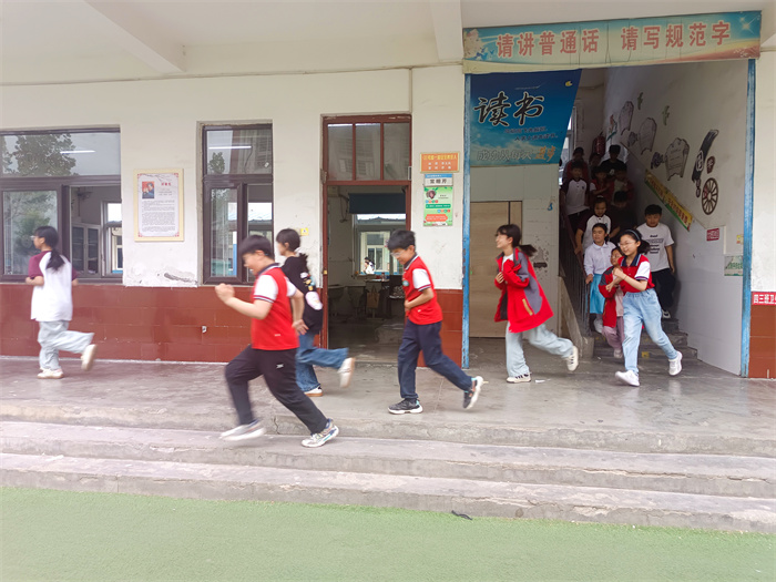 民權(quán)縣第三小學(xué)開展防震減災(zāi)逃生演練
