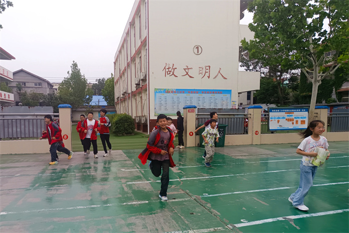 民權(quán)縣第三小學(xué)開展防震減災(zāi)逃生演練
