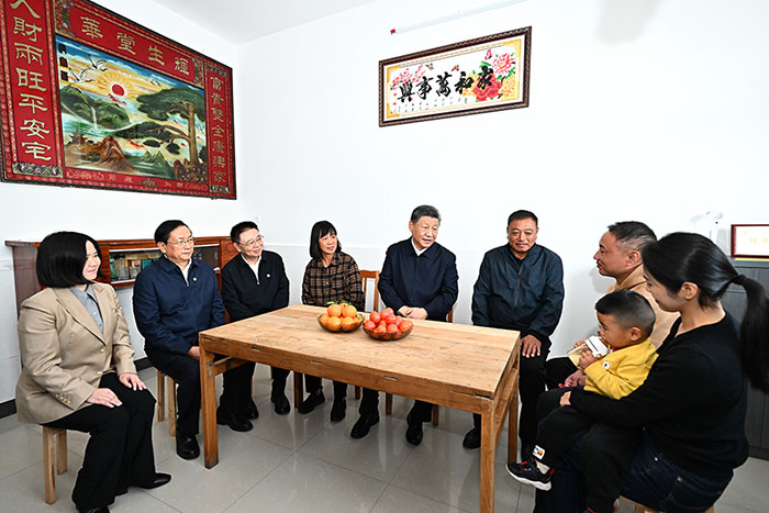 學(xué)習(xí)進(jìn)行時(shí)丨習(xí)近平總書記的“板凳座談會(huì)”