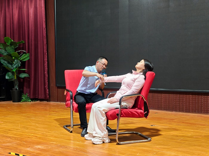 輕松備考·河南省12355與你同行——民權(quán)縣2025年中考減壓活動(dòng)走進(jìn)實(shí)驗(yàn)中學(xué)