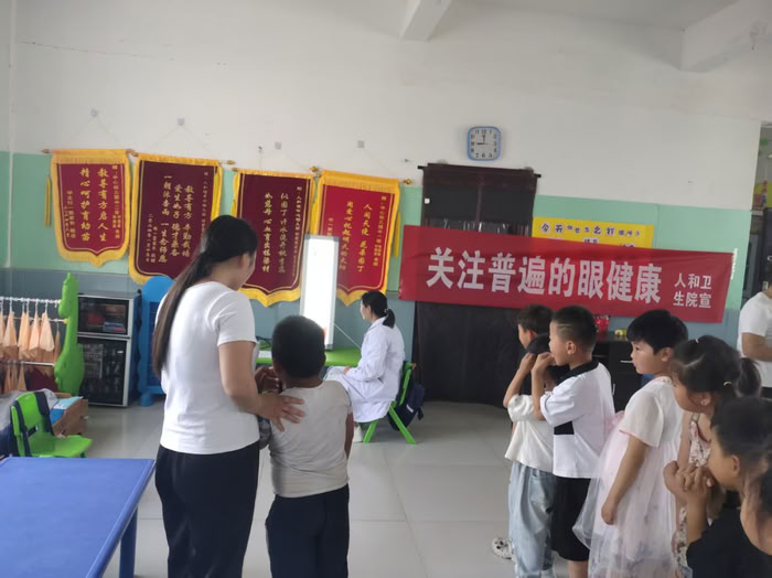 民權(quán)人和鎮(zhèn)衛(wèi)生院＂愛(ài)眼日＂宣傳活動(dòng)進(jìn)校園