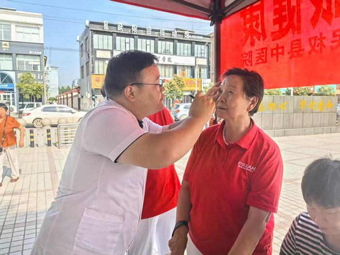 民權縣中醫(yī)院開展“愛眼日”宣傳活動