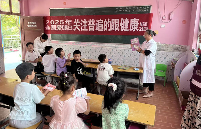 民權(quán)城關(guān)鎮(zhèn)衛(wèi)生院愛(ài)眼日宣傳活動(dòng)進(jìn)校園