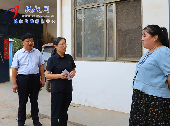 縣委書記王靜嫻調(diào)研群腐整治工作