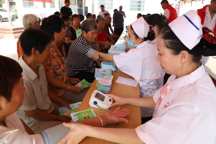 民權(quán)縣人民醫(yī)院開展“立足崗位做貢獻(xiàn)·志愿服務(wù)先鋒行”黨員志愿服務(wù)主題活動