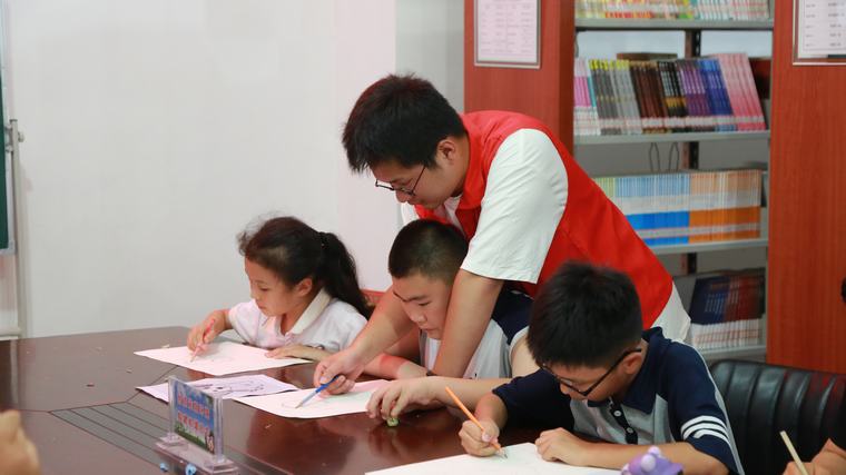 民權(quán)縣圖書館舉辦“書中色彩，畫里童心”公益繪畫培訓(xùn)