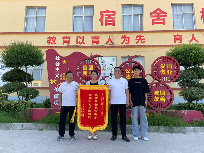 錦旗映初心，感恩筑夢(mèng)行 ——人和鎮(zhèn)高集學(xué)校學(xué)生致謝母校