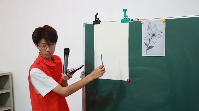 民權(quán)縣圖書(shū)館舉辦“繽紛暑假·童畫(huà)世界”少兒繪畫(huà)公益培訓(xùn)