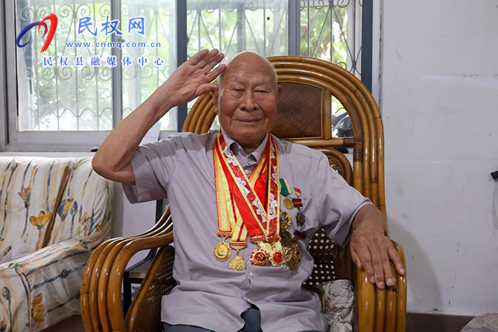 我縣組織收聽收看紀(jì)念中國(guó)人民抗日戰(zhàn)爭(zhēng)暨世界反法西斯戰(zhàn)爭(zhēng)勝利80周年大會(huì)直播盛況
