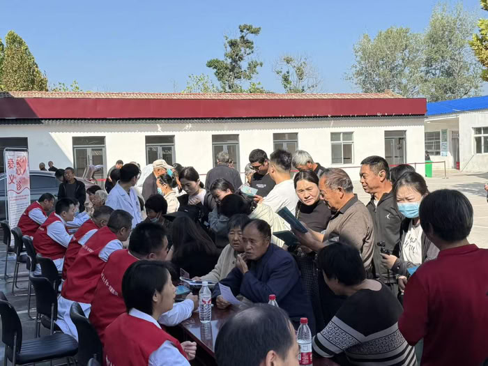 王橋鎮(zhèn)中心衛(wèi)生院聯(lián)合河南大學(xué)第一附屬醫(yī)院醫(yī)療團(tuán)隊(duì)開展義診暨健康宣講活動 王橋鎮(zhèn)中心衛(wèi)生院聯(lián)合河南大學(xué)第一附屬醫(yī)院醫(yī)療團(tuán)隊(duì)開展義診暨健康宣講活動