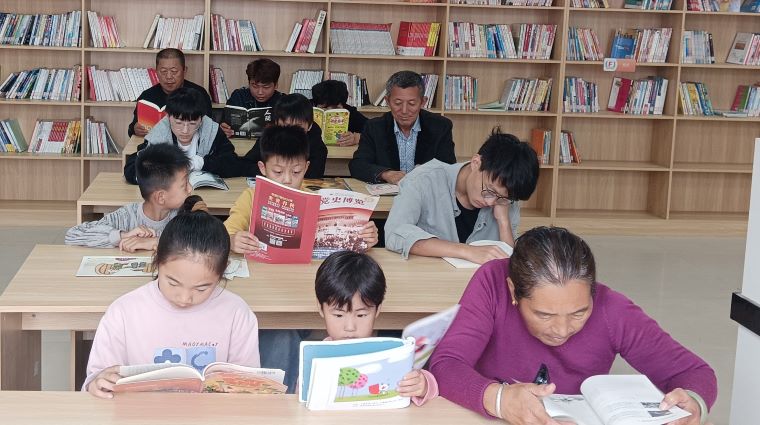 民權(quán)縣圖書館胡集鄉(xiāng)分館舉辦“書香潤澤鄉(xiāng)村”全民閱讀推廣活動(dòng) 民權(quán)縣圖書館胡集鄉(xiāng)分館舉辦“書香潤澤鄉(xiāng)村”全民閱讀推廣活動(dòng)