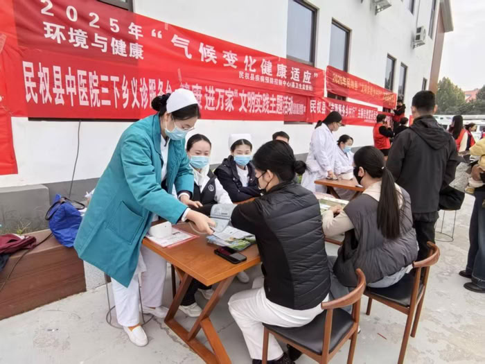 民權(quán)縣中醫(yī)院參加“文明集市百村行”義診活動(dòng) 民權(quán)縣中醫(yī)院參加“文明集市百村行”義診活動(dòng)
